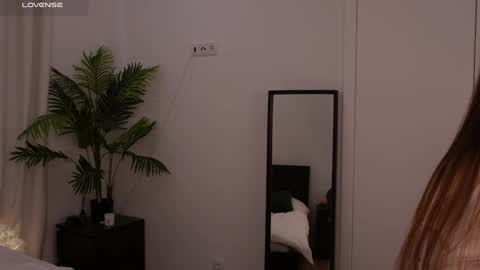 Lilly Colins online show from January 16, 2025, 2:51 pm