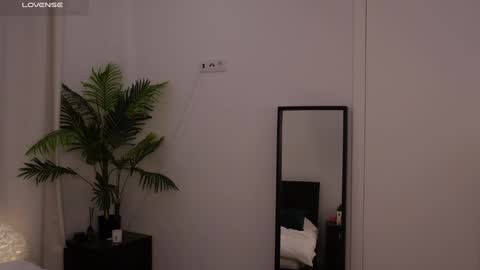 Lilly Colins online show from January 19, 2025, 9:34 pm