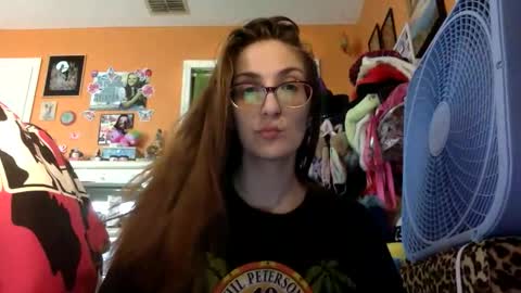 Snapshot of lillylushabae chatting on May 8, 2026, 8:47 pm hi guys im back on here 3 online show from May 8, 2026, 8:47 pm