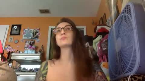 Snapshot of lillylushabae chatting on May 18, 2026, 7:31 pm hi guys im back on here 3 online show from May 18, 2026, 7:31 pm