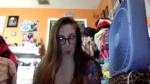 Snapshot of lillylushabae chatting on May 28, 2026, 5:43 pm hi guys im back on here 3 online show from May 28, 2026, 5:43 pm