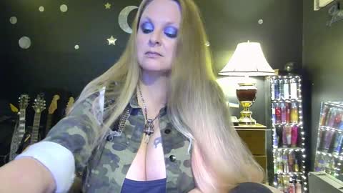 Snapshot of lillyth chatting on December 17, 2024, 4:34 am Lillyth Eden online show from December 17, 2024, 4:34 am