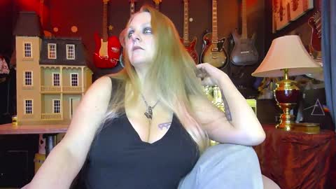 Snapshot of lillyth chatting on February 11, 2025, 6:19 am Lillyth Eden online show from February 11, 2025, 6:19 am