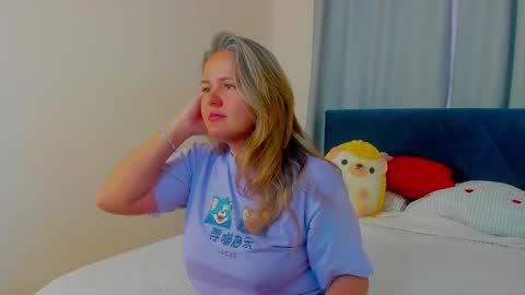 Snapshot of lily_bel chatting on June 4, 2026, 1:22 am Lily online show from June 4, 2026, 1:22 am