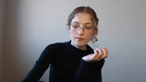 small lily online show from March 3, 2026, 1:17 pm