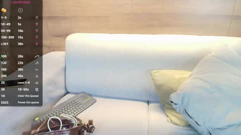 lily_waist online show from April 14, 2026, 3:12 am