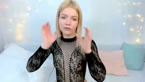 lilydavisss online show from April 3, 2026, 3:04 am