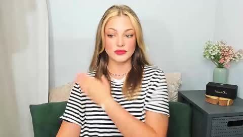 Snapshot of lilylovely26 chatting on May 30, 2026, 6:27 pm Lily online show from May 30, 2026, 6:27 pm