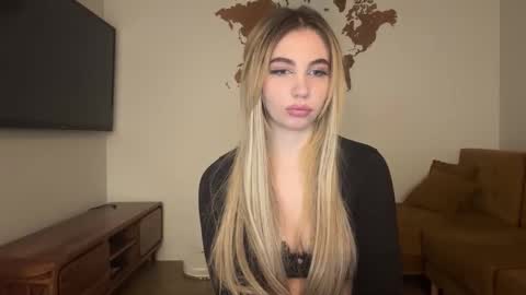 Snapshot of lilysweetgirl chatting on March 25, 2026, 6:47 pm Lily online show from March 25, 2026, 6:47 pm