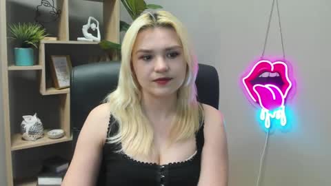 Snapshot of lilysweetxo chatting on April 22, 2026, 7:00 am Lily online show from April 22, 2026, 7:00 am