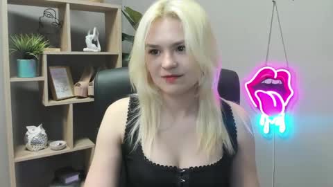 Snapshot of lilysweetxo chatting on May 8, 2026, 7:36 am Lily online show from May 8, 2026, 7:36 am