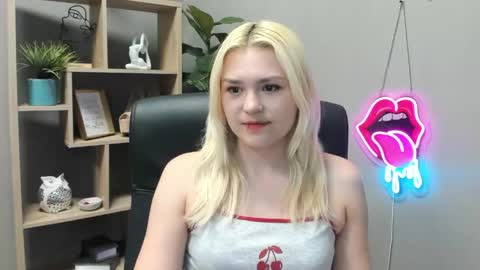 Snapshot of lilysweetxo chatting on May 11, 2026, 7:03 am Lily online show from May 11, 2026, 7:03 am