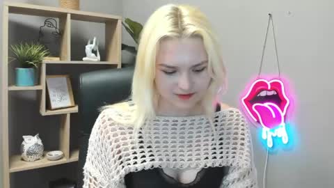Snapshot of lilysweetxo chatting on May 22, 2026, 7:15 am Lily online show from May 22, 2026, 7:15 am