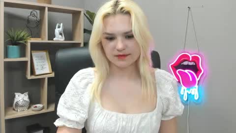 Snapshot of lilysweetxo chatting on May 27, 2026, 6:32 am Lily online show from May 27, 2026, 6:32 am