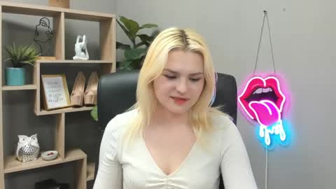 Snapshot of lilysweetxo chatting on May 29, 2026, 7:17 am Lily online show from May 29, 2026, 7:17 am
