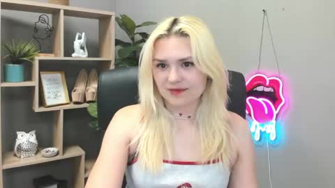 Snapshot of lilysweetxo chatting on June 1, 2026, 1:35 pm Lily online show from June 1, 2026, 1:35 pm