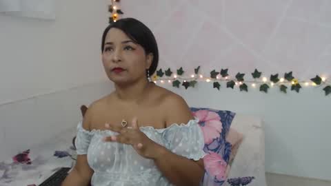 LINA SANCHEZ online show from October 8, 2025, 1:20 pm