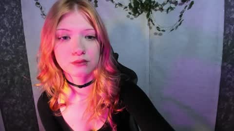 Snapshot of lina_vi chatting on April 7, 2026, 8:09 pm Lina online show from April 7, 2026, 8:09 pm