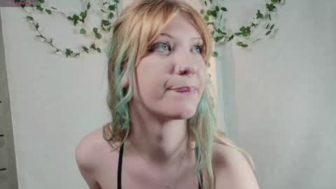Snapshot of lina_vi chatting on June 7, 2026, 8:01 pm Lina online show from June 7, 2026, 8:01 pm