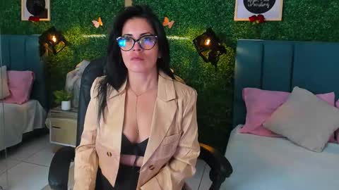 Lina  online show from November 12, 2025, 11:43 am