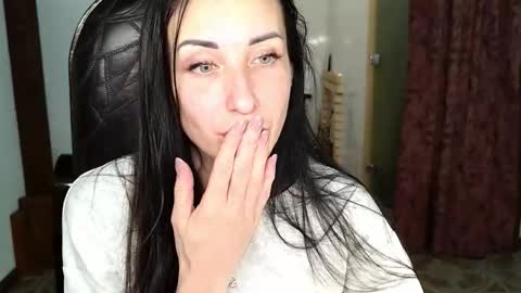 LinaLivee online show from November 19, 2025, 7:58 pm