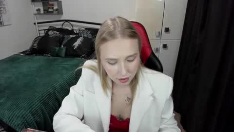 Lina online show from September 8, 2025, 9:58 pm