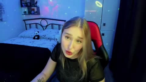 Lina online show from October 16, 2025, 9:49 pm