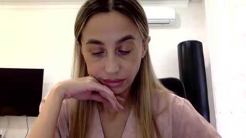 Snapshot of linavora chatting on February 3, 2026, 11:59 am linavora online show from February 3, 2026, 11:59 am