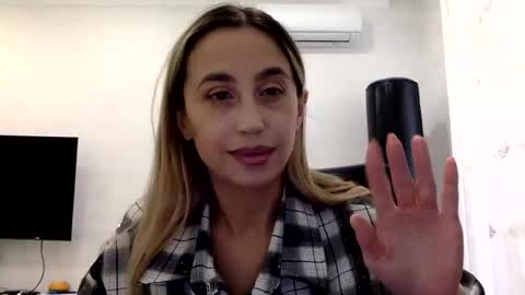 Snapshot of linavora chatting on February 6, 2026, 11:35 am linavora online show from February 6, 2026, 11:35 am