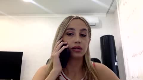 Snapshot of linavora chatting on February 17, 2026, 12:12 pm linavora online show from February 17, 2026, 12:12 pm