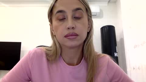 Snapshot of linavora chatting on February 18, 2026, 12:01 pm linavora online show from February 18, 2026, 12:01 pm