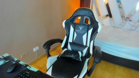  Linda  online show from April 8, 2026, 6:19 pm