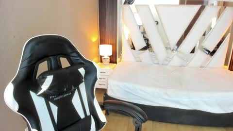  Linda  online show from April 12, 2026, 2:55 pm