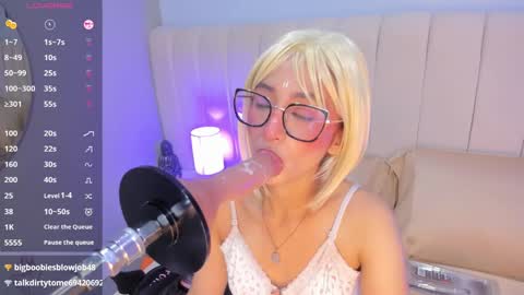 Snapshot of linda_sofi__ chatting on March 6, 2025, 3:35 pm linda_sofi__ online show from March 6, 2025, 3:35 pm