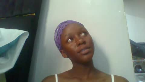 Snapshot of lindalovebird chatting on June 16, 2026, 12:52 pm lindalovebird online show from June 16, 2026, 12:52 pm