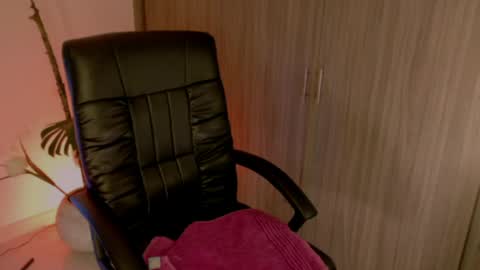 Lindsey Moss online show from April 14, 2026, 1:33 am