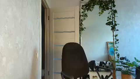 Liora Weiss online show from July 22, 2026, 7:55 am