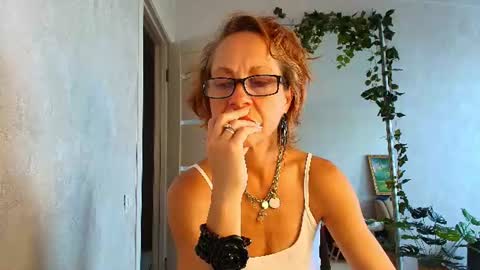 Liora Weiss online show from July 23, 2026, 8:56 am
