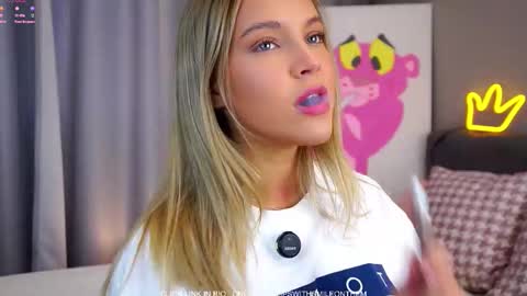 Snapshot of lipswithsmileonthem chatting on November 19, 2025, 2:11 am Amelia online show from November 19, 2025, 2:11 am