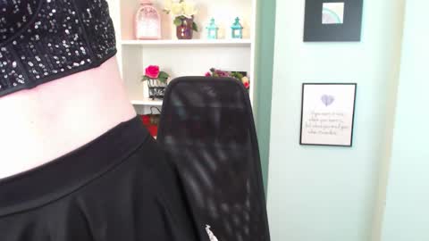 Lisa Caprice online show from December 4, 2025, 5:50 am