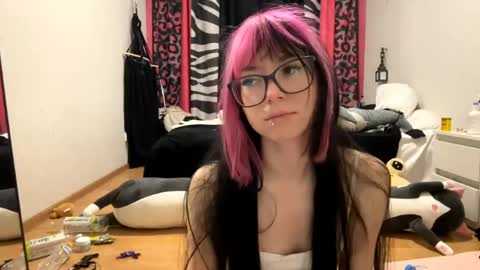 Snapshot of lisabethlaurence chatting on May 25, 2026, 6:25 pm Aileen online show from May 25, 2026, 6:25 pm