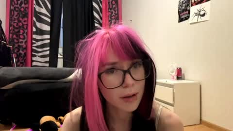 Snapshot of lisabethlaurence chatting on May 26, 2026, 6:37 pm Aileen online show from May 26, 2026, 6:37 pm