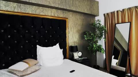 Snapshot of lisacroft chatting on February 26, 2025, 12:25 pm lisacroft online show from February 26, 2025, 12:25 pm