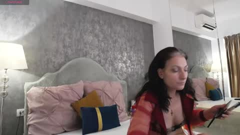Snapshot of lisacroft chatting on June 2, 2026, 6:37 am lisacroft online show from June 2, 2026, 6:37 am