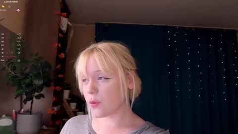 Snapshot of lisalaas chatting on November 22, 2025, 9:03 pm -Lisa- Help me to reach 100 thumbs up3 online show from November 22, 2025, 9:03 pm