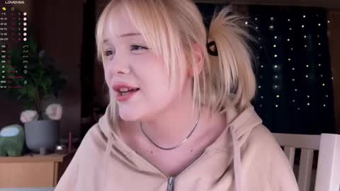 Snapshot of lisalaas chatting on February 5, 2026, 8:35 pm -Lisa- Help me to reach 100 thumbs up3 online show from February 5, 2026, 8:35 pm