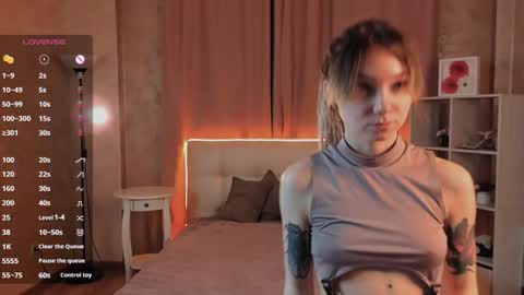 Snapshot of lisanelsona chatting on January 13, 2025, 1:34 am Hello our names are Kate and Alice this is our first day here. online show from January 13, 2025, 1:34 am