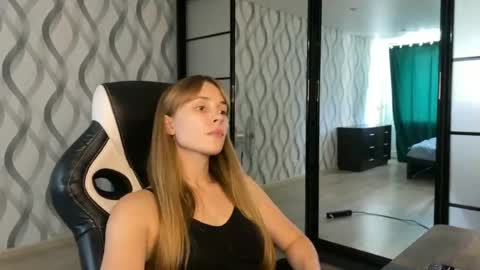 Snapshot of litle_girl05 chatting on June 23, 2026, 9:51 am LUNA online show from June 23, 2026, 9:51 am