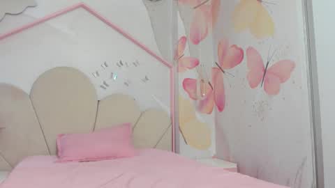 Snapshot of little__doll18 chatting on December 22, 2025, 10:01 am little__doll18 online show from December 22, 2025, 10:01 am