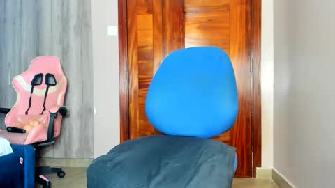 Snapshot of little_africa chatting on April 20, 2026, 7:33 am little_africa online show from April 20, 2026, 7:33 am